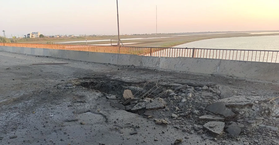 Гауляйтери Криму та Херсонщини заявили про удар по Чонгарському мосту