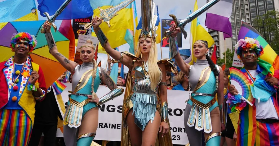 Оля Полякова очолила українську колону прайду ЛГБТК+ у Лондоні у костюмі супергероїні