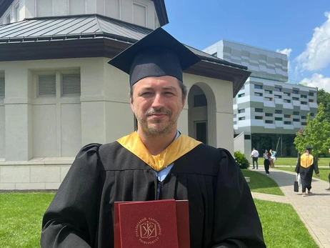 Сергій Притула здобув диплом магістра та показав фото з випускного