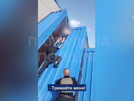 В Киеве на крыше многоэтажке застрял мужчина - фотографировал столичные пейзажи