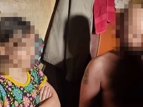 У Києві засудили жінку та її співмешканця, які примушували своїх дітей до створення порнографії