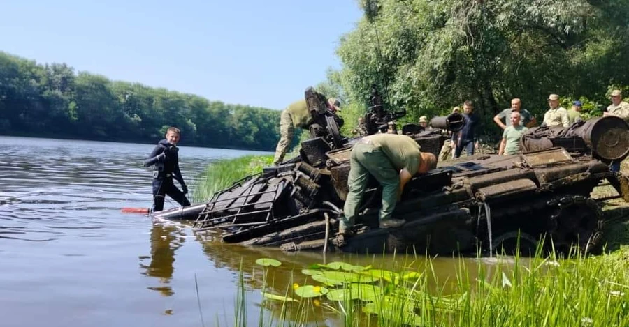На Чернігівщині з дна Десни дістали танк, затоплений російськими військовими