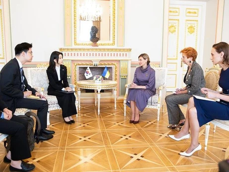 Елена Зеленская для встречи с первой леди Южной Кореи выбрала наряд от AMG brand