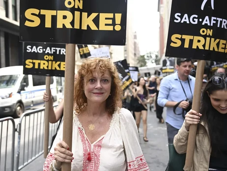 Оскароносная актриса Сьюзен Серендон вышла на страйк в США в вышиванке