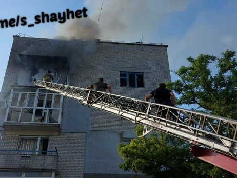 Російські війська обстріляли п'ятиповерхівку в центрі Очакова, є постраждалі 