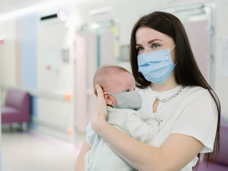 Українські медики вперше провели трансплантацію кісткового мозку 2-місячній дитині