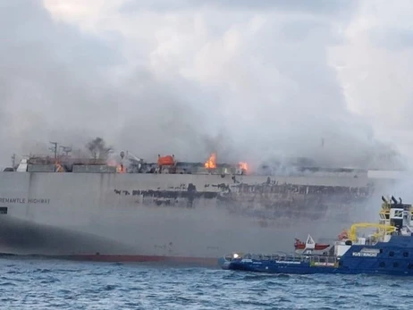 У берега Нидерландов загорелся корабль с 3000 авто на борту