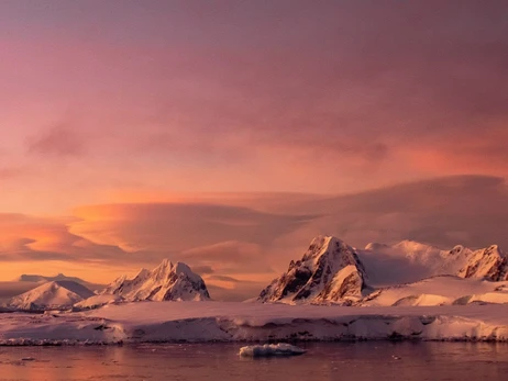 Украинские полярники показали удивительные фото Антарктиды в розовых цветах
