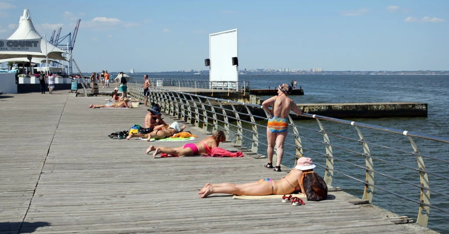 Власти Одесской области разрешили открыть пляжный 
