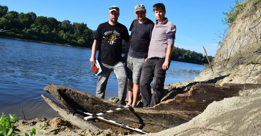 Археологи осмотрели древнюю деревянную лодку, найденную возле Чернигова