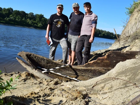 Археологи оглянули давній дерев'яний човен, знайдений біля Чернігова