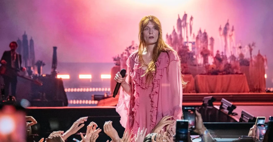 Співачка Флоренс Велч на фестивалі Sziget виступила у сукні українського бренду OVERTHESEA