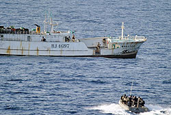 У берегов Сомали неизвестный корабль напал на пиратов 