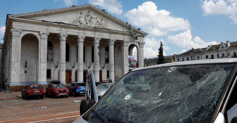 Россияне при обстреле исторического центра Чернигова повредили здание местного театра