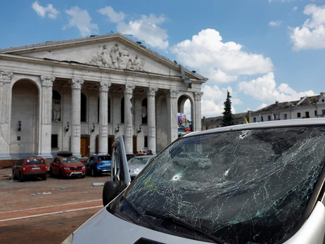 Росіяни під час обстрілу історичного центру Чернігова пошкодили будівлю місцевого театру