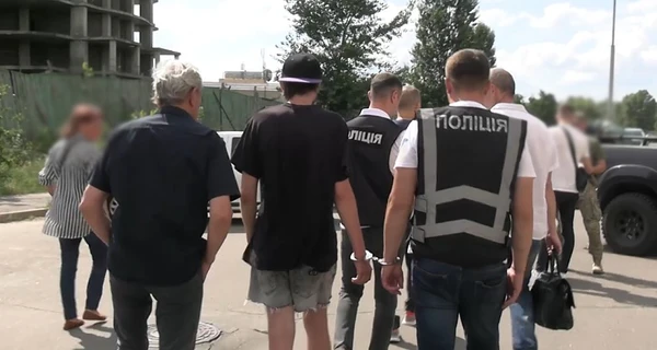 У Києві 35-річного чоловіка заарештували за підпал 12 автівок військовослужбовців