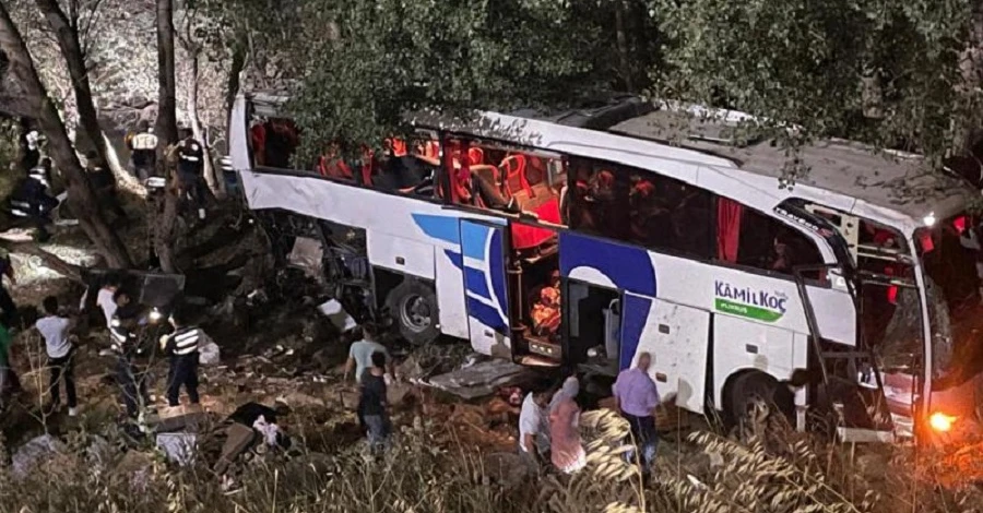 Внаслідок ДТП з автобусом у Туреччині загинуло щонайменше 12 осіб