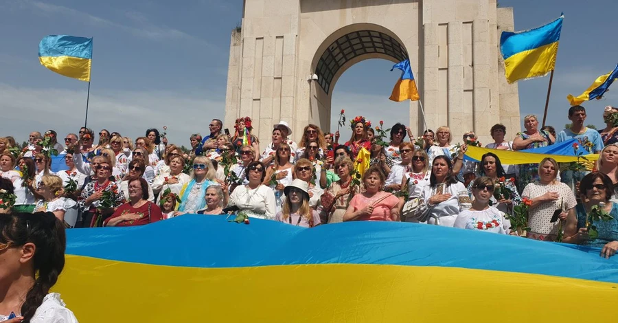 День незалежності України у світі: концерти, хода у вишиванках та підпис Залужного на аукціоні