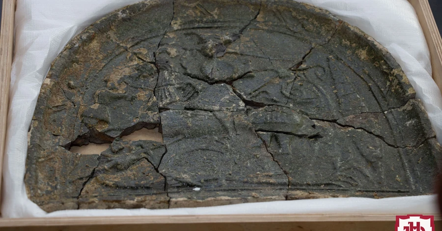 Студенты-историки из Волыни на раскопках обнаружили древнейший городской герб Украины