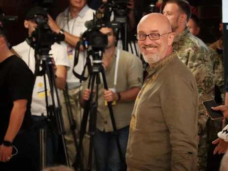Резніков запропонував парі автору розслідування про закупівлю курток для ЗСУ