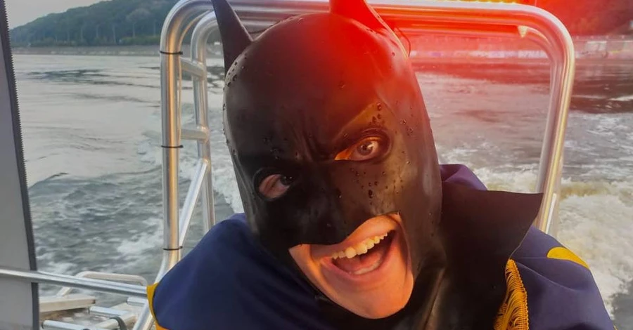 В Киеве полиция спасла иностранца, который хотел переплыть Днепр в маске Бэтмена