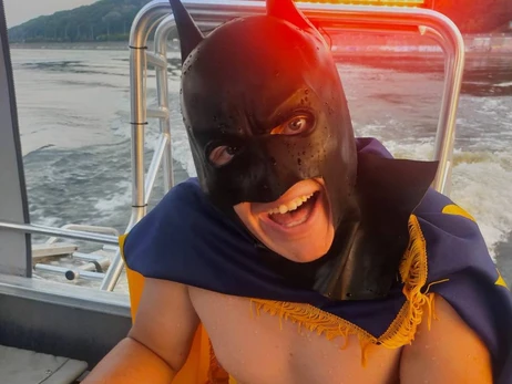 У Києві поліція врятувала іноземця, який хотів переплисти Дніпро у масці Бетмена