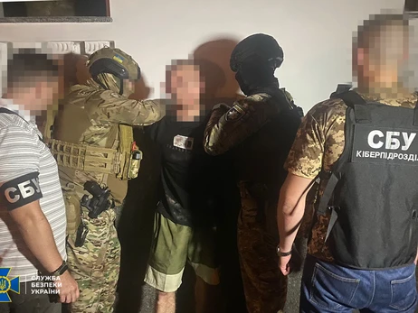 У Полтаві затримали блогера, який ображав та плювався у військових