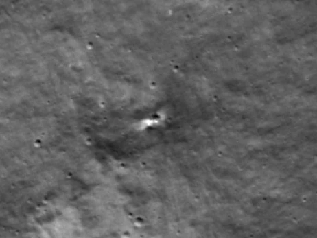 На Луне после падения российской станции появился еще один кратер 