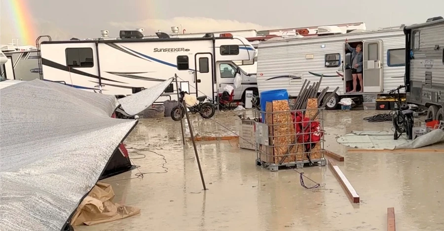 На фестивале Burning Man в США, который затопил сильный ливень, погиб человек