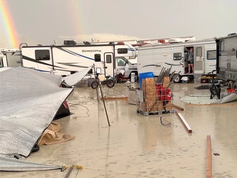 На фестивале Burning Man в США, который затопил сильный ливень, погиб человек