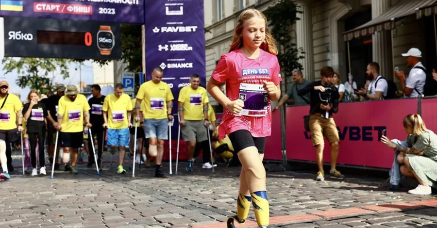 Доньці пророкують кар’єру моделі: 12-річна Яна з Краматорська після втрати двох ніг бігає і  їздить на велосипеді