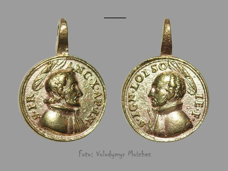 Во время раскопок в Ужгородском замке археологи нашли иезуитский медальон