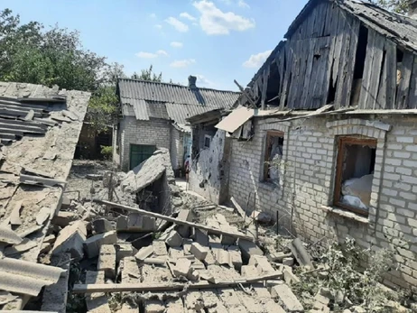 Росіяни внаслідок обстрілів поранили двох підлітків та їхніх батьків на Донбасі