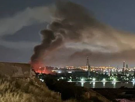 В окупованому Севастополі прогриміли вибухи, РФ повідомила про пошкодження двох кораблів 