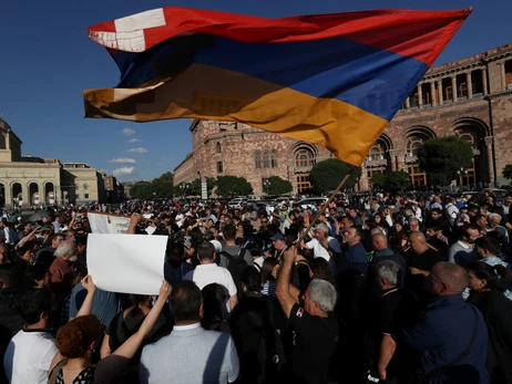 В Нагорном Карабахе 25 погибших, в Ереване - митинги