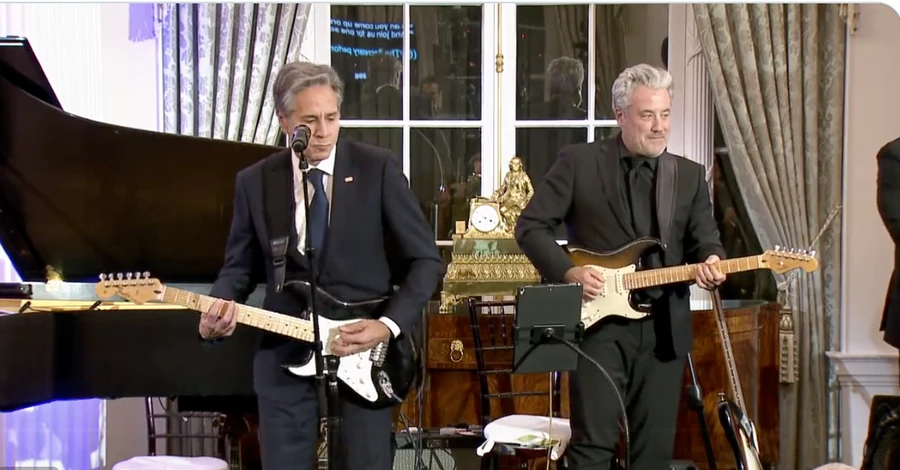 Госсекретарь США Энтони Блинкен сыграл на гитаре и спел блюз