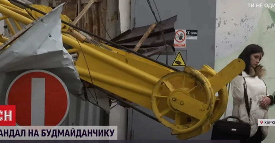 У Києві через падіння будівельного крана на дорогу змінено рух низки тролейбусів та автобусів