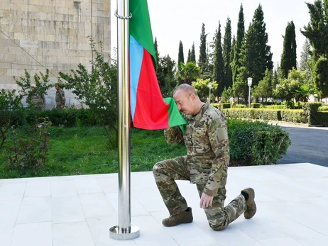 Президент Алиев поднял флаг Азербайджана в Нагорном Карабахе