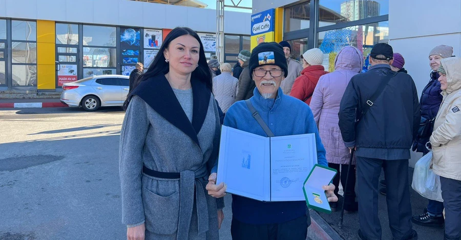 Жители и власти Харькова поздравили с 76-летием японского волонтера Фуминори Цучико