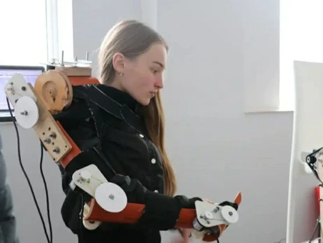 Школярка із Луцька створила прототип робота, який дозволить саперам шукати міни на відстані