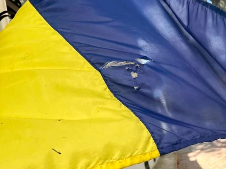 У центрі Одеси хлопець порвав прапор України – його знайшли та затримали