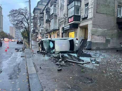 У центрі Києва водій “Тойоти” наїхав на двох людей на зупинці (оновлено)