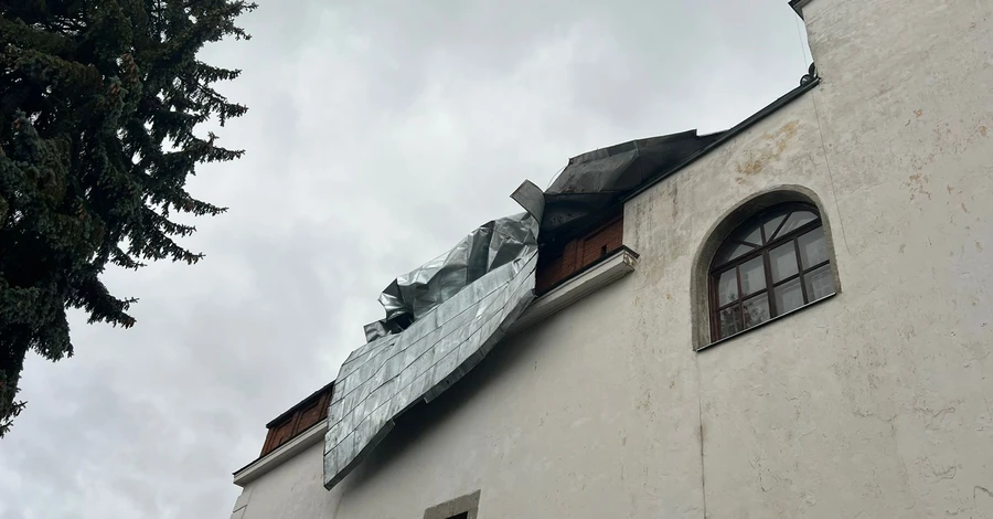 Унаслідок сильного вітру в Україні пошкоджений Дубенський замок