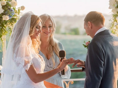 «Кохання перемагає» - волонтер безкоштовно організовує весілля для військових