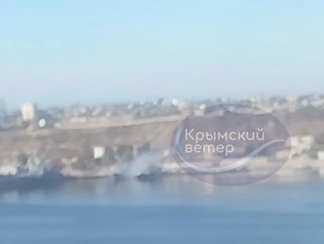 В соцмережах повідомили про дим на одному з російських кораблів у Севастополі  