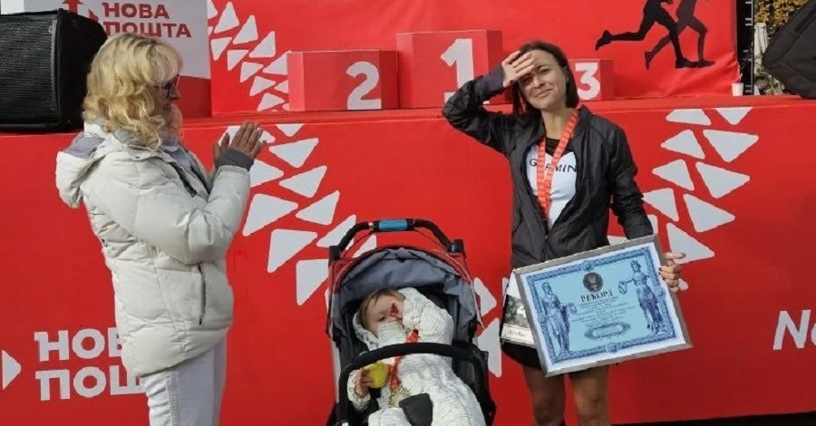 Киевлянка установила рекорд, пробежав марафон с ребенком в коляске