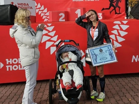 Киевлянка установила рекорд, пробежав марафон с ребенком в коляске