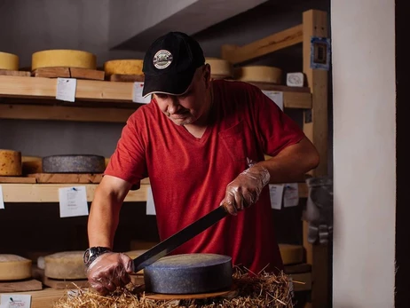 Изготовители сыра с луком и синим чаем на Закарпатье: На наши эксперименты молока не хватает