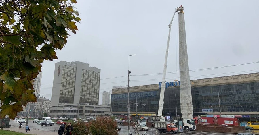 В Киеве с обелиска на бывшей площади Победы демонтировали советскую звезду 
