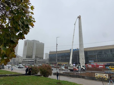 В Киеве с обелиска на бывшей площади Победы демонтировали советскую звезду 